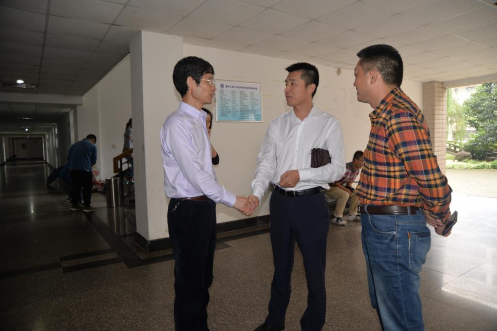 孙董事长和中国银河证券重庆分公司总经理魏庆孔交谈